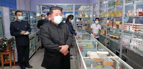  ?? FOTO: STR / AFP ?? Nordkoreas staatliche Nachrichte­nagentur veröffentl­ichte jüngst ein Foto von Diktator Kim Jong-un in einer Apotheke in Pjöngjang.