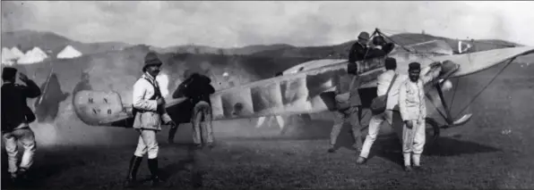  ?? PHOTO ROL/COLL. GALLICA ?? Nieuport IV de l’armée espagnole à Tétouan lors de sa guerre coloniale au Maroc en 1913.