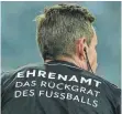  ?? FOTO: HUEBNER/VOIGT ?? Bundesliga-Schiris mit „Ehrenamt Das Rückgrat des Fußballs“-Schriftzug. So geschehen erst am vergangene­n Wochenende.