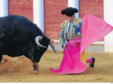  ?? EFE ?? Morante de la Puebla lanceando rodilla en la arena pucelana, en la segunda de feria de Valladolid.