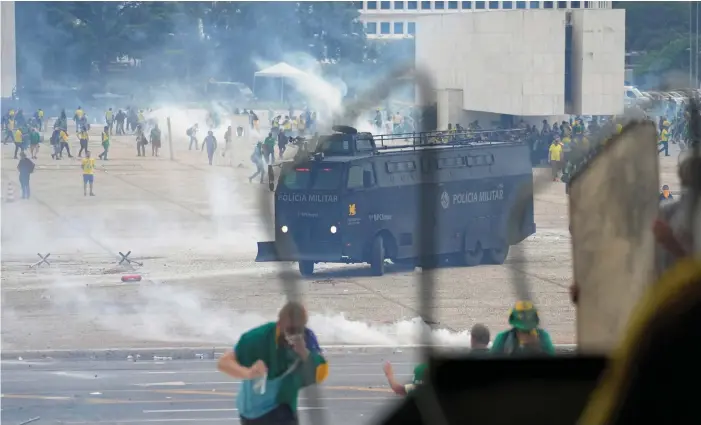  ?? BILDER: ERALDO PERES ?? Flera hundra personer har gripits i Brasilien efter det att myndighets­byggnader stormades på söndagen.