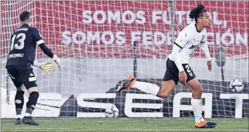  ??  ?? Koba celebra el gol con el que abrió el marcador a favor del Valencia en el partido contra el Alcorcón disputado el domingo en Las Rozas.