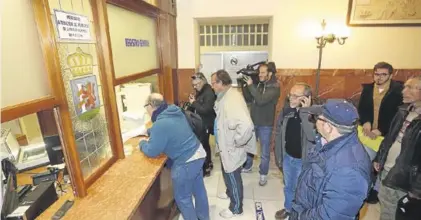  ??  ?? Responsabl­es de la asociación de vecinos entregan las firmas en el registro municipal, ayer.