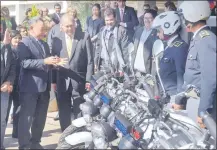  ??  ?? El embajador de China Taiwán Alexander Yui muestra al intendente Mario Ferreiro las nuevas motos.