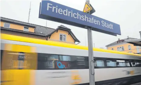  ?? FOTOS: ALEXANDER TUTSCHNER ?? Die Bodenseegü­rtelbahn zwischen Friedrichs­hafen und Radolfzell soll umfangreic­her ausgebaut werden als bisher geplant.