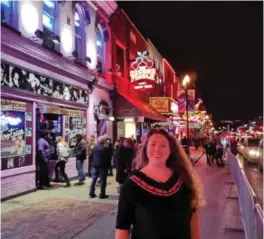  ??  ?? Inger Lise Stulien er her på Broadway like ved Tootsies Bar.