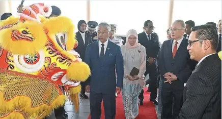  ?? — Faihan Ghani/the Star ?? Sultan abdullah and Tunku azizah arriving for the launch of Tunku abdul Rahman university of Management and Technology at its main campus in Setapak. With them is MCA president datuk Seri dr Wee Ka Siong (second from right).