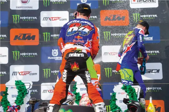  ??  ?? Antonio Cairoli a du mal à participer à la fête sur le podium du GP d’angleterre après avoir subi une nouvelle fois la loi - parfois virile - imposée par son jeune coéquipier Jeffrey Herlings… JH84 « on fire » !