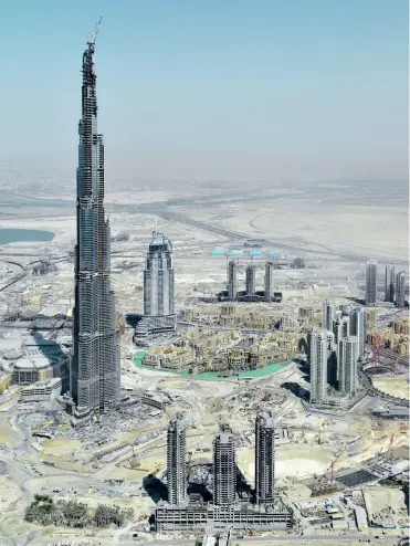  ??  ?? © Philippe Chancel, mit freundlich­er Genehmigun­g von Melanie Rio Fluency Constructi­on of the Burj Khalifa Tower, Dubai, aus der Serie Datazone, 2008 / Knesebeck Verlag