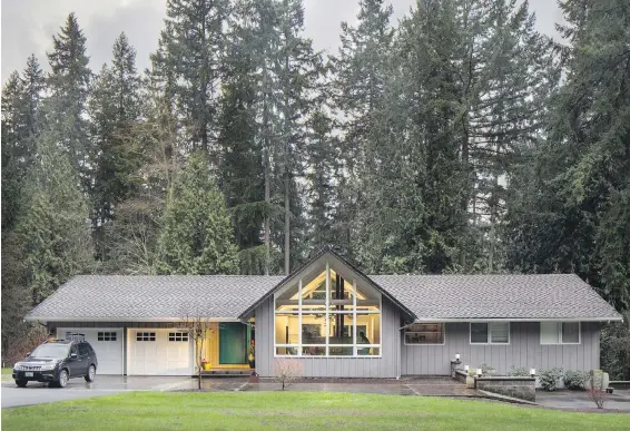  ?? STEVE RINGMAN PHOTOS, SEATTLE TIMES ?? The remodellin­g of this rural home near Seattle blended the grey area between architectu­re and interior design. The homeowners’ initial plan for a slight tweak became a full-on renovation, turning every square foot of the roomy dwelling into usable...