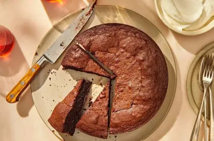  ?? Jenny Huang, for © The New York Times Co. ?? Chocolate chips melted into the batter of this one-bowl flourless chocolate cake give it a rich taste and fudgy texture.