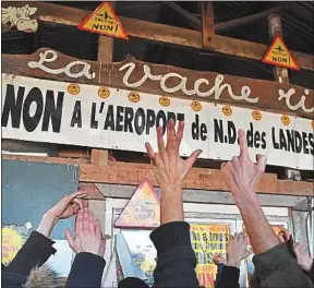  ??  ?? Mercredi soir, dans la ZAD, les opposants ont laissé exploser leur joie.