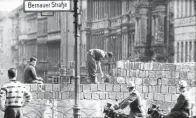  ??  ?? Die Berliner Mauer, hier im August 1961, stand mehr als 28 Jahre. Mit dem Bau wurde vor 60 Jahren begonnen.
