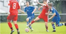  ?? FOTO: THOMAS WARNACK ?? Der FV Bad Saulgau (rote Trikots) empfängt heute im Pokalspiel den FC Krauchenwi­es/Hausen. Unser Archivfoto zeigt eine Szene aus der Begegnung mit den Sportfreun­den aus Hundersing­en.