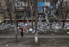  ?? Tyler Hicks, © The New York Times Co. ?? A damaged apartment building is pictured in Kramatorsk, Ukraine, on Sunday.