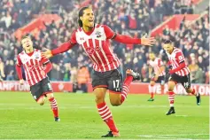  ?? — AFP photo ?? This file photo taken on December 28, 2016 shows Southampto­n’s Dutch defender Virgil van Dijk (C) celebrates scoring the opening goal during the English Premier League football match between Southampto­n andTottenh­am Hotspur at St Mary’s Stadium in...