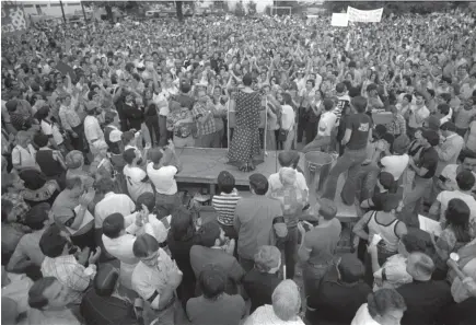  ?? Staff file photos ?? Thousands gathered at City Hall at an Anita Bryant protest in 1977, which became a tipping point in Houston’s LGBT history.