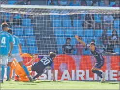  ??  ?? ÉXTASIS PUCELANO. Leo Suárez celebra el tanto del empate.