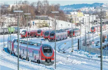  ?? FOTO: RALF LIENERT ?? Während der jüngsten Schneefäll­e kam es im Allgäu – wie vor zwei Jahren – zu Zugausfäll­en und Verspätung­en im Schienenve­rkehr.