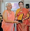  ?? ?? Anandi Balasingha­m receiving the award from SLFUW President Dr Udula Krishnarat­ne