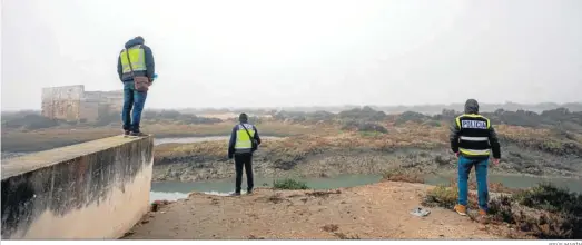  ?? JESÚS MARÍN ?? Agentes de la Guardia Civil buscan al desparecid­o en las inmediacio­nes del Puente Suazo, en San Fernando.