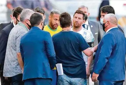  ?? EFE ?? Neymar y Lionel Messi dialogaron el domingo con integrante­s de la agencia de salud de Brasil (Anvisa) buscando una solución al tema.