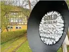  ??  ?? Europas größte Goldwaschp­fanne vor dem Deutschen Goldmuseum in der ehemaligen Burgmühle von Theuern.