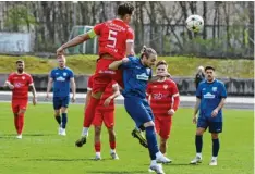  ?? ?? Der TSV Rain (mit Dominik Schröder, vorne in Blau) fand gegen Türkspor Augsburg nicht ins Spiel.
