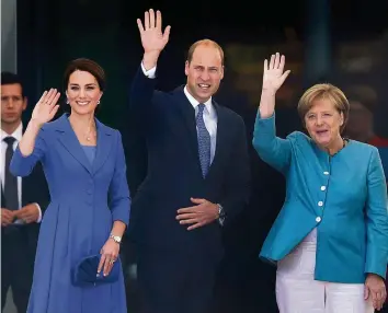  ?? AP ?? Die deutsche Bundeskanz­lerin Angela Merkel empfing Herzogin Kate und Prinz William im Kanzleramt.