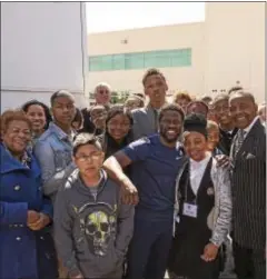  ?? RICK KAUFFMAN – DIGITAL FIRST MEDIA ?? Actor Kevin Hart, center, pauses from his workout to pose for photos with students from Chester Community Charter School, Chester School for the Arts and Chester-Upland School District last week.