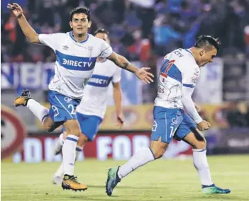  ??  ?? ► Saavedra y Llanos celebran luego del 2-1 de la UC, el gol de la victoria.