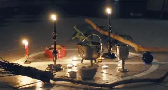  ??  ?? Des bougies sont allumées sur l’autel pour signifier le triomphe de la lumière sur les ténèbres. - Acadie Nouvelle: Simon Delattre