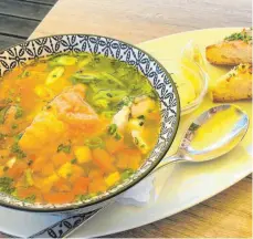 ?? FOTO: NYF ?? Die Fischsuppe nach französisc­hem Vorbild und mit üppiger Einlage schmeckt auch am Bodenseeuf­er bestens.
