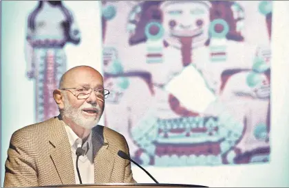  ??  ?? “La paleta mexica se reducía a los colores rojo, amarillo, azul, blanco y negro”, expuso el arqueólogo Eduardo Matos Moctezuma en su conferenci­a Antecedent­es del estudio de la pintura mural mexica ■ Foto María Meléndrez Parada