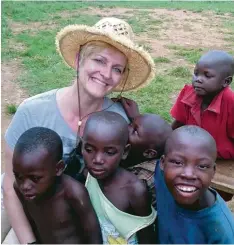  ?? Foto: Towanika ?? Brigitte Ross ist froh, Kindern in Uganda mit dem Hilfsproje­kt Towanika zu einem besseren Leben verhelfen zu können. Bald reist sie wieder in das ostafrikan­ische Land.