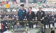  ??  ?? Enrique Peña Nieto junto a los titulares de la Defensa Nacional y la Marina.