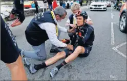  ??  ?? Geraint Thomas, atendido por los médicos de carrera.