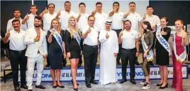  ?? ?? ±
Hamed Al Khoory (5th right) and Hafiz Vakil (6th right) pose for a group photo with the Yutong team in Dubai.