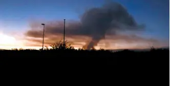  ??  ?? LA FALTA de corrientes de aire causaron que la columna de humo negro se mantuviera sobre el lugar en donde provocaron el incendio de pastizal.