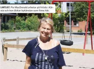  ??  ?? LANTLIGT. Pia MacDonald arbetar på fritids i Kårsta och hon älskar bykänslan som finns här.