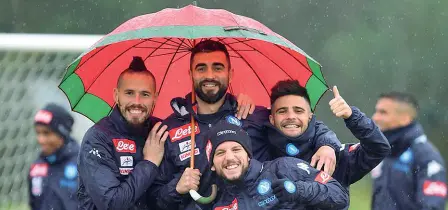  ??  ?? Sotto la pioggia Il Napoli anche ieri si è allenato a Castel Volturno: nella foto Albiol, Hamsik, Insigne e Mertens