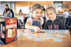  ?? RP-FOTO: STEFAN KÖHLEN ?? Mädchentag im Mehrgenera­tionenhaus: Lenja (7) und Martha (8) spielen Memory.