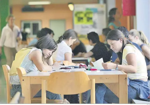  ?? D. A. ?? Imagen de archivo en la que varias alumnas estudian en una biblioteca.