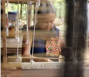  ?? Image Shuttersto­ck ?? BELOW An elderly woman weaving silk on a traditiona­l manual loom in Uthai Thani, Thailand