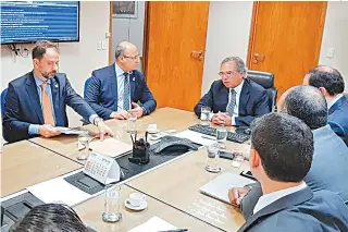  ?? DIVULGAÇÃO ?? Revisão da recuperaçã­o fiscal foi entregue em junho por Witzel e secretário de Fazenda a Paulo Guedes