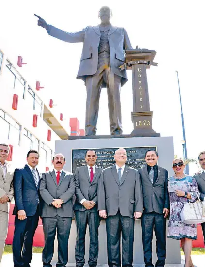  ??  ?? El rector Juan Eulogio Guerra Liera develó la estatua de Eustaquio Buelna Pérez.