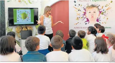  ?? ARCHIVO ?? Imagen de archivo de una nutricioni­sta durante una charla a un grupo de alumnos.