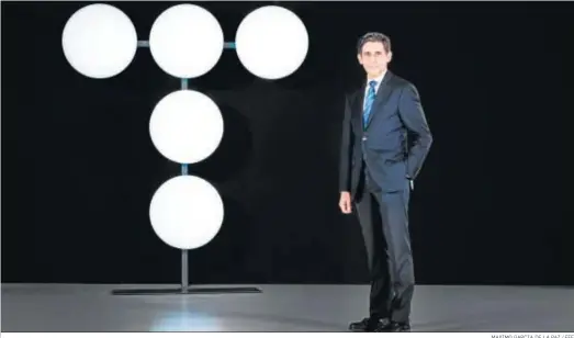  ?? MAXIMO GARCIA DE LA PAZ / EFE ?? José María Álvarez-Pallete, con el nuevo logo de Telefónica.