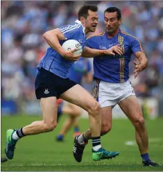  ??  ?? Wicklow’s Ciarán Hyland closes in on Dublin’s Dean Rock.