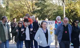  ??  ?? Une marche pacifiste pour réclamer la préservati­on de l’un des derniers poumons verts du littoral. (Photo B. C.)